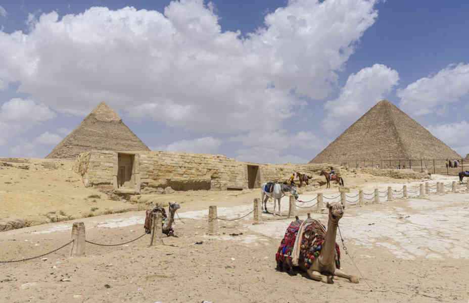 Egipto 004 - necrópolis de El Giza - pirámides de Keops y Kefrén.jpg
